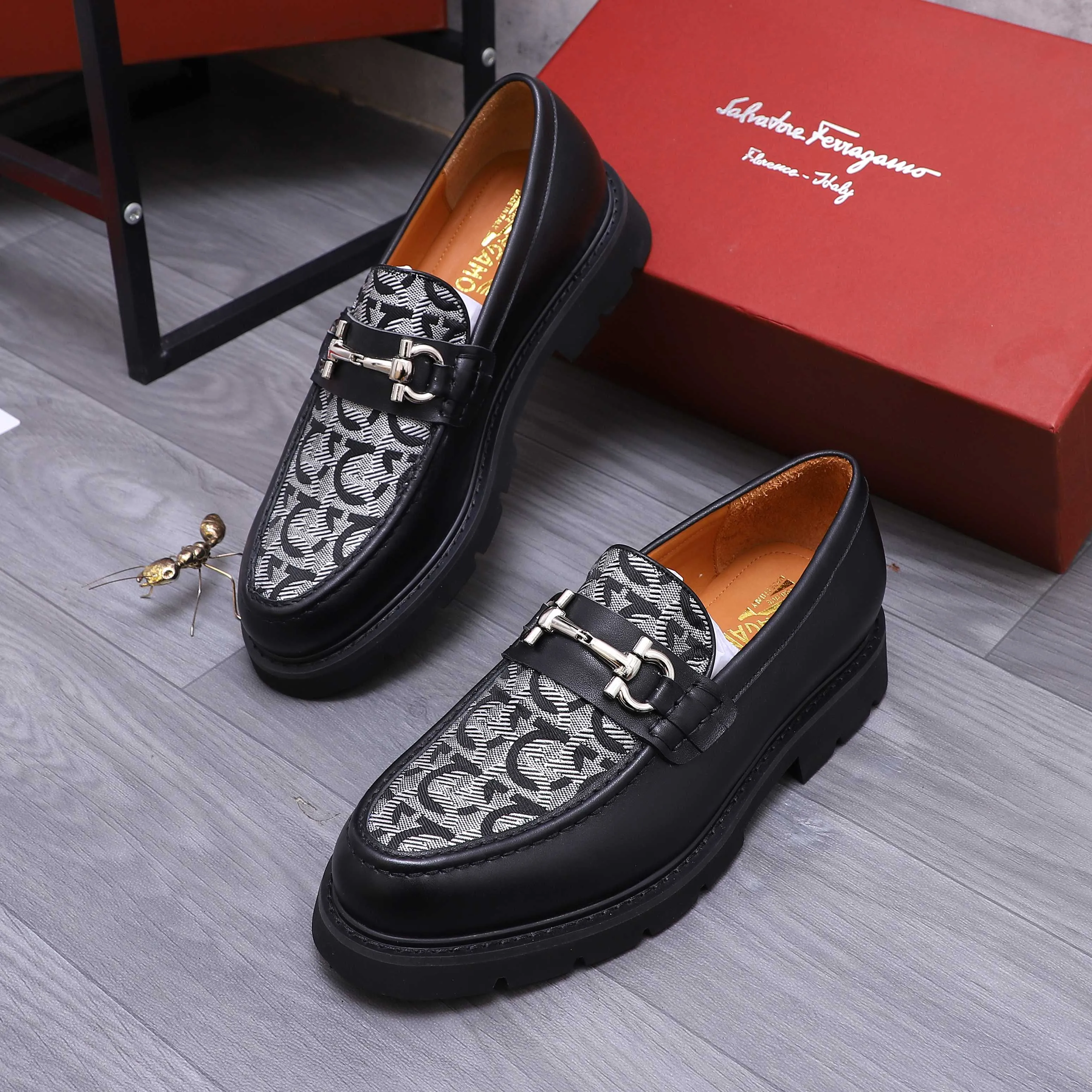 Men's shoes 💰680 Product trademark: Ferragamo " Ferragamo ] Business slip-on leather shoes Regular size: 39-44 (45 is custom-made and non-returnable) Product materials: Selected cowhide stitching woven upper, cowhide lining, original outsole